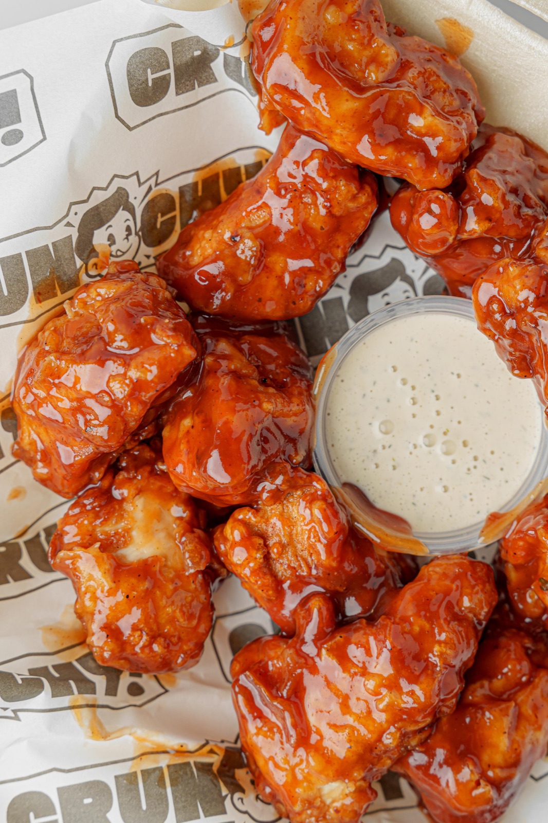 Boneless bañados en salsa búfalo con aderezo ranch